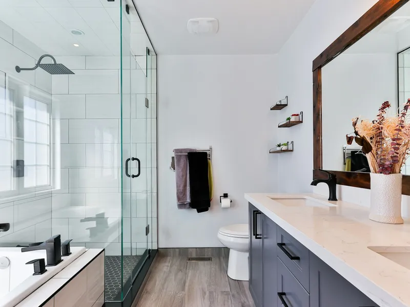 Helles, modernes Badezimmer mit Dusche und Doppelwaschtisch