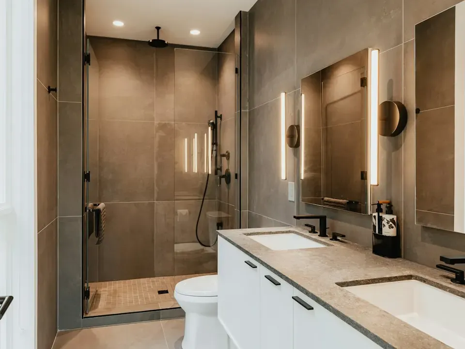 Modernes Bad mit Dusche in Steinoptik und Doppelwaschtisch