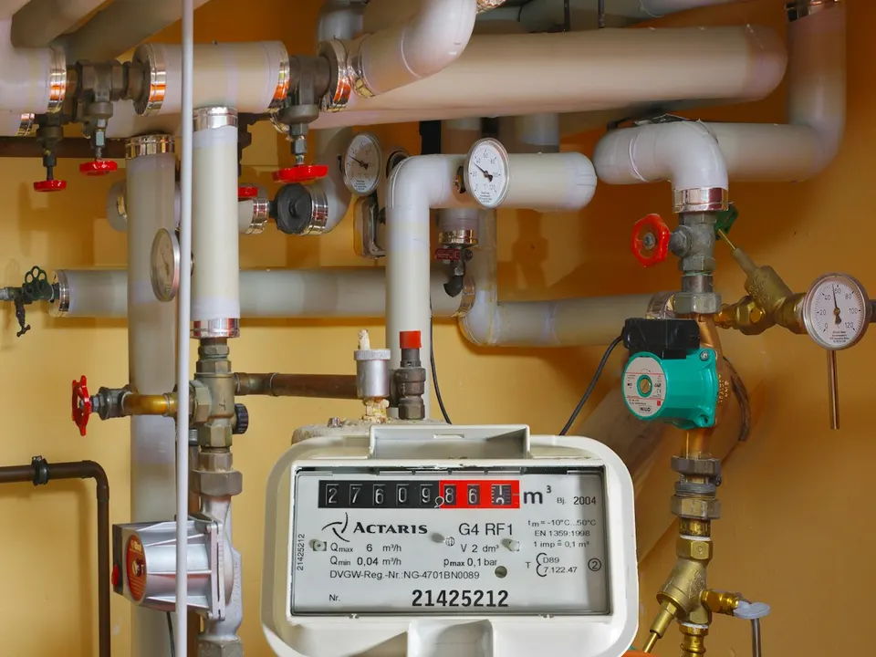 Gaszähler mit Rohrleitungen und Absperrarmaturen