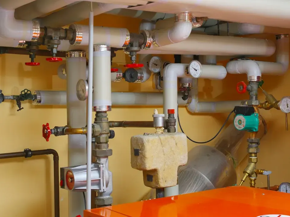 Heizraum mit gedämmten Rohrleitungen, Pumpen und Armaturen