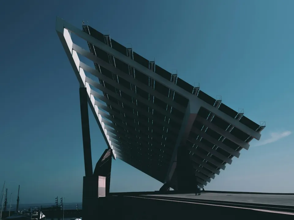 Solarkollektor in schräger Aufständerung vor blauem Himmel